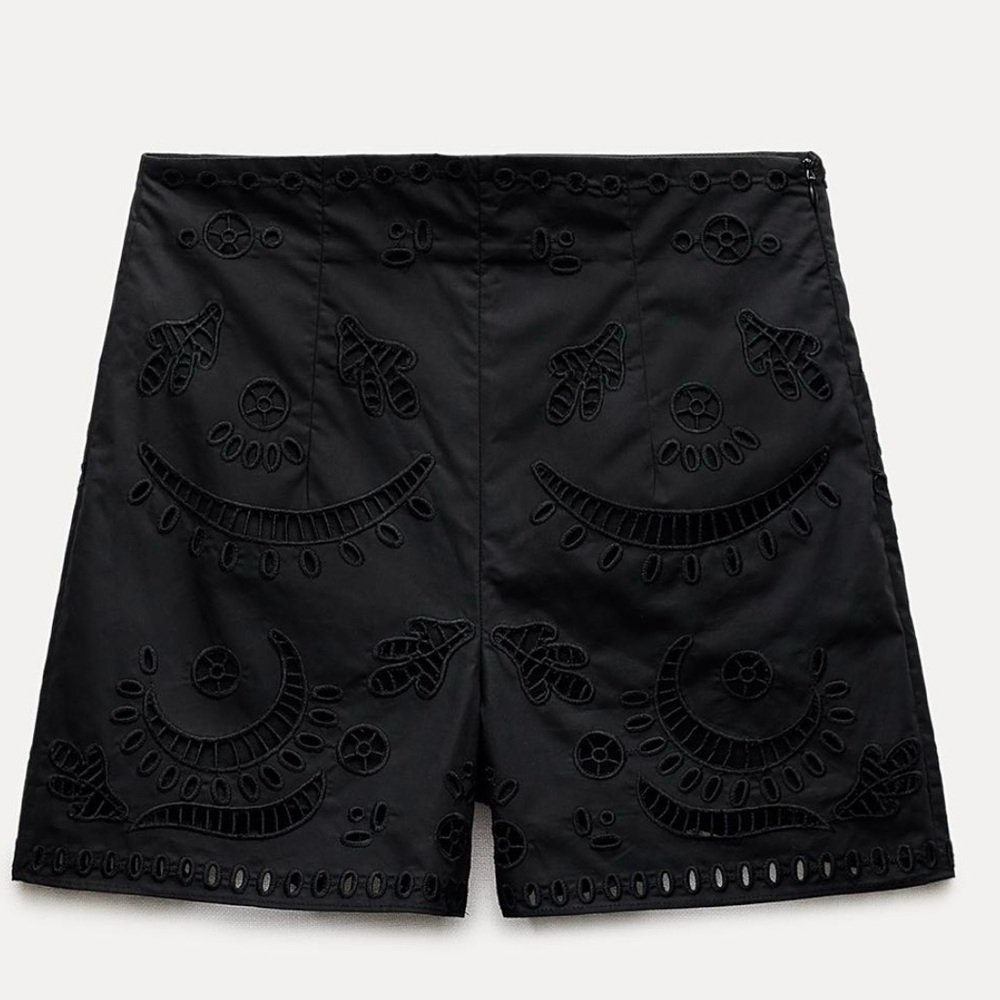 COLLECTION EMBROIDERED EYELET SHORTS